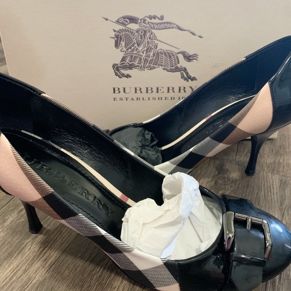Burberry Nova Buckle Pump - Picture 2 of 3